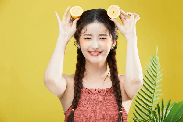 韩国美丽女子与柠檬的美的概念照片 工作室背景 — 图库照片