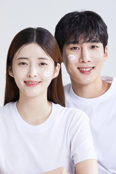 Coreano Ásia Jovem Casal Com Creemas Cosméticos Estúdio Fundo — Fotografia de Stock