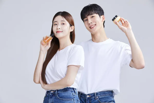Koreaans Aziatisch Jong Paar Met Cosmetica Studio Achtergrond — Stockfoto