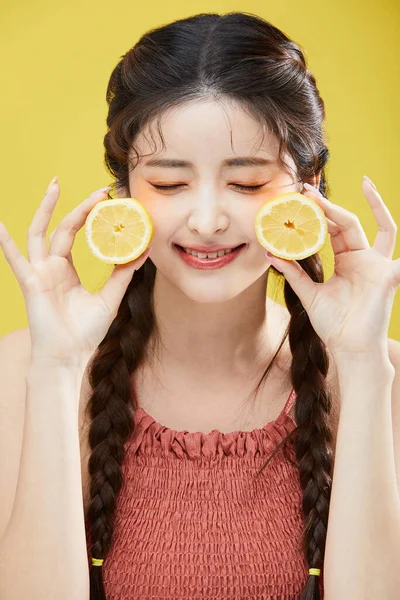 Beauty Concept Photo Korean Asain Beautiful Woman Lemons Studio Background — Stock Photo, Image