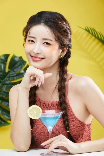 Koreli Güzel Bir Kadının Kuyruklu Güzel Bir Fotoğrafı Kokteylde Stüdyo — Stok fotoğraf
