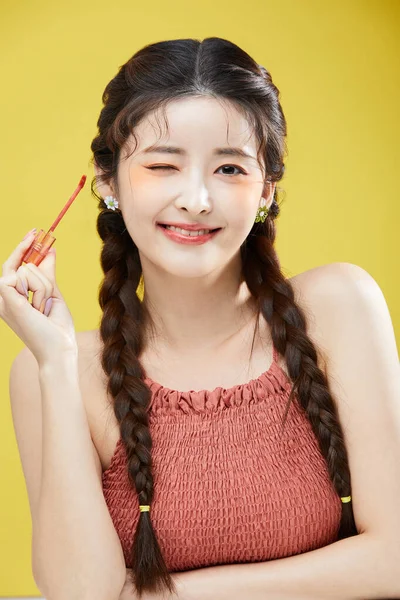 Piękno Koncepcja Zdjęcie Koreański Asain Piękne Kobieta Mruga Trzymając Pomadkę — Zdjęcie stockowe