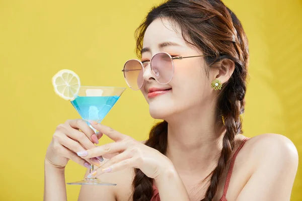 Beauty Concept Photo Korean Asain Beautiful Woman Wearing Sunglasses Cocktail — Stock Photo, Image
