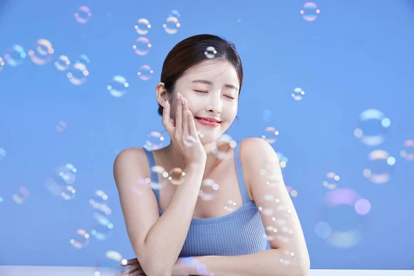 韩国美丽女人的肥皂泡美感照片 工作室背景 — 图库照片