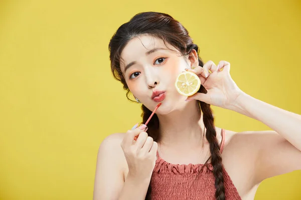 Concepto Belleza Foto Coreana Asain Hermosa Mujer Sosteniendo Brillo Labios — Foto de Stock