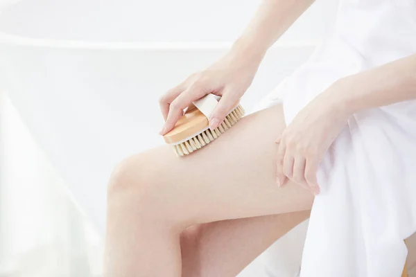 彼女の足をスクラブするためにブラシを使用して韓国の朝鮮の美しい女性の美容コンセプトの写真 — ストック写真