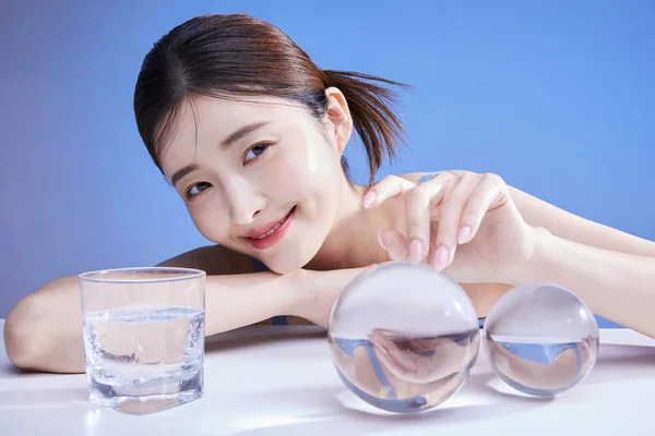 Foto Conceito Beleza Coreano Asain Bela Mulher Tocando Cristal Sorrindo — Fotografia de Stock