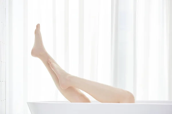 Концептуальная Фотография Корейской Красавицы Лежащей Ванне Вытянутыми Ногами — стоковое фото
