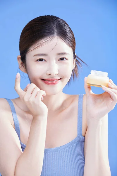 Koreli Güzel Bir Kadının Güzellik Konsepti Fotoğrafı Creem Kozmetik Ürünleri — Stok fotoğraf