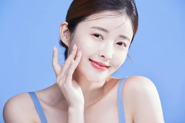 Koreli Güzel Bir Kadının Tenine Dokunuşunun Konsept Fotoğrafı Stüdyo Arka — Stok fotoğraf