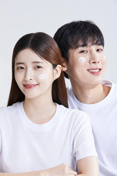 Coreano Ásia Jovem Casal Com Creemas Cosméticos Estúdio Fundo — Fotografia de Stock