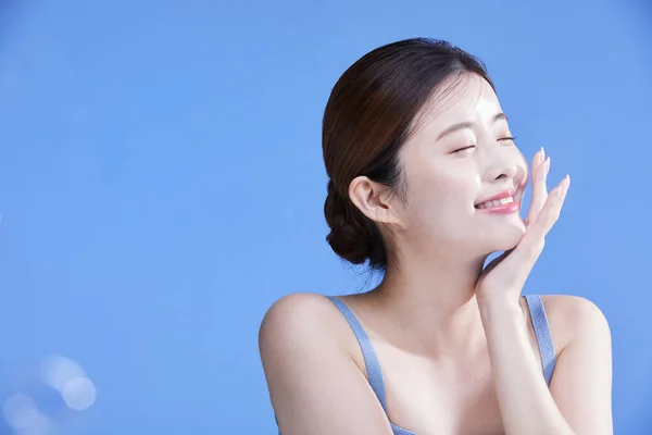 Koreli Güzel Bir Kadının Sabun Köpüklü Fotoğrafı Stüdyo Arka Planı — Stok fotoğraf