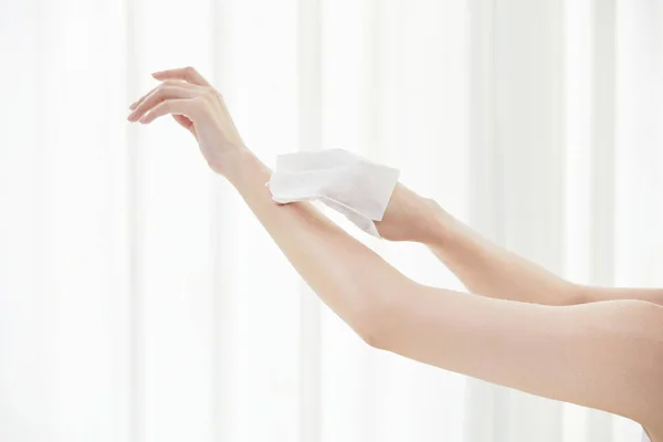 Foto Conceito Beleza Coreano Asain Mulher Bonita Esfregando Seu Braço — Fotografia de Stock