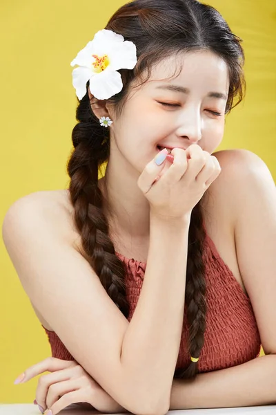 Foto Conceito Beleza Coreano Asain Mulher Bonita Com Flor Seu — Fotografia de Stock