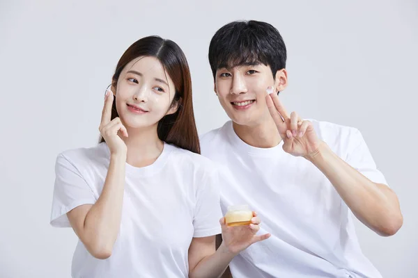 Korean Asian Young Couple Creems Cosmetics Studio Background — Stock Photo, Image