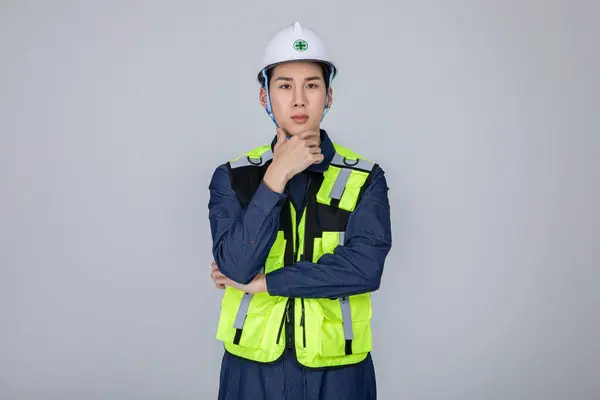Millennials Gen Koreaanse Aziatische Jongeman Site Personeel Geklede Werkkleding Nadenken — Stockfoto