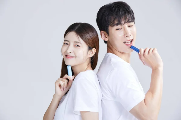 Koreaans Aziatisch Jong Paar Holding Lipbalm Studio Achtergrond — Stockfoto