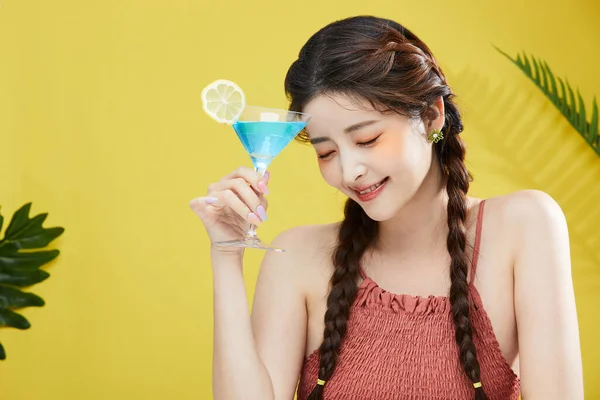 Conceptul Frumusețe Fotografie Femeie Frumoasă Coreeană Cocktail Fundal Studio — Fotografie, imagine de stoc