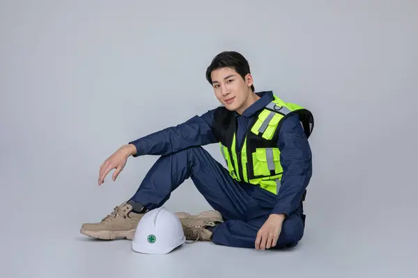 Milenyum Jenerasyonu Koreli Asyalı Genç Adam Yerde Oturan Kadro Stüdyo — Stok fotoğraf