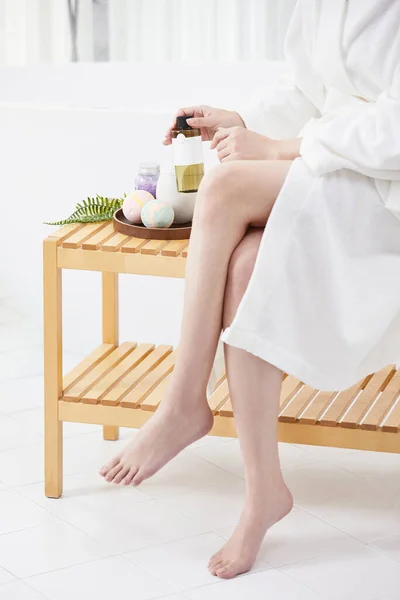 韓国の美しさコンセプト写真 美しい女性座って浴槽やバスタブに傾いています — ストック写真