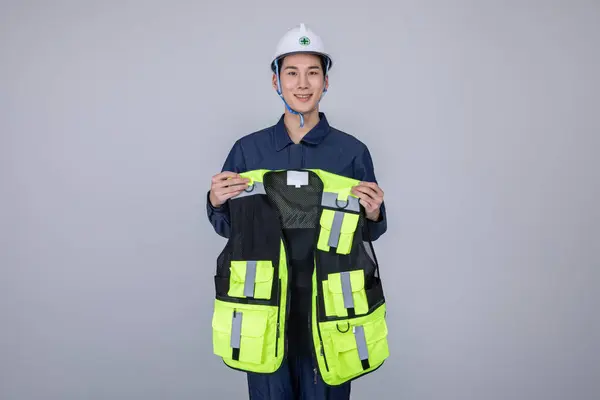 Milenyum Jenerasyonu Koreli Asyalı Genç Adam Güvenlik Yeleği Tutan Kadro — Stok fotoğraf