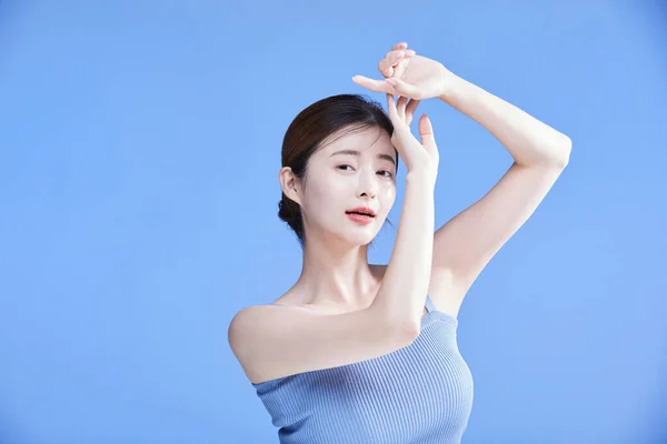 Koreli Güzel Bir Kadının Güneş Işığını Engelleyen Bir Fotoğraf Stüdyo — Stok fotoğraf