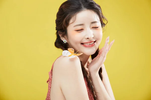 Ομορφιά Έννοια Φωτογραφία Του Κορεάτη Asain Όμορφη Γυναίκα Μια Πεταλούδα — Φωτογραφία Αρχείου