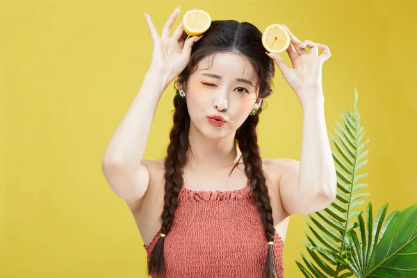 Foto Conceito Beleza Coreano Asain Mulher Bonita Com Limões Fundo — Fotografia de Stock