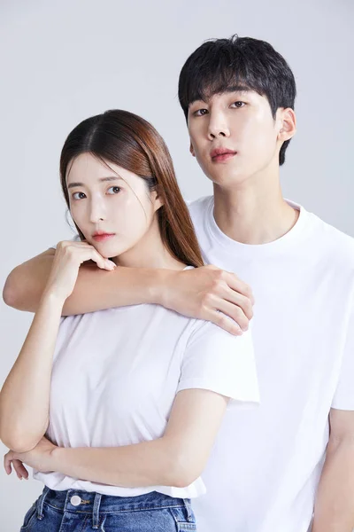 Korean Asian Young Couple Embracing Shoulders Wrapping Shoulders Each Other — Stock Photo, Image