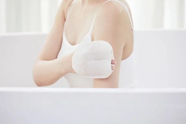 Beauty Concept Photo Korean Asain Beautiful Woman Scrubbing Upper Body — Stock Photo, Image