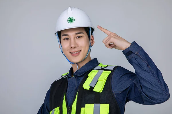 Milenyum Jenerasyonu Koreli Asyalı Genç Adam Site Personeli Güvenlik Kaskı — Stok fotoğraf