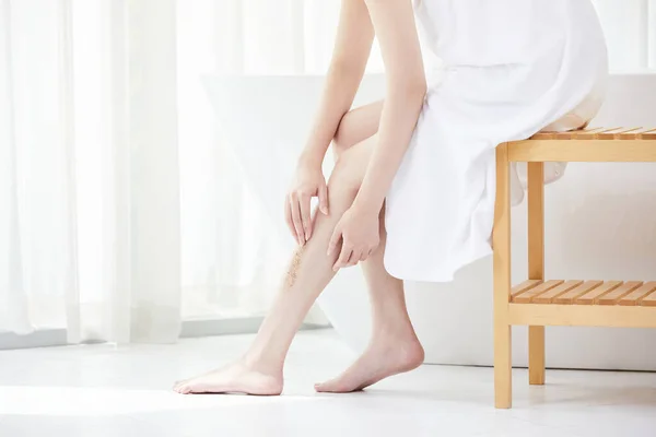 Beauty Concept Photo Korean Asain Beautiful Woman Moisturizing Her Legs — Stock Photo, Image