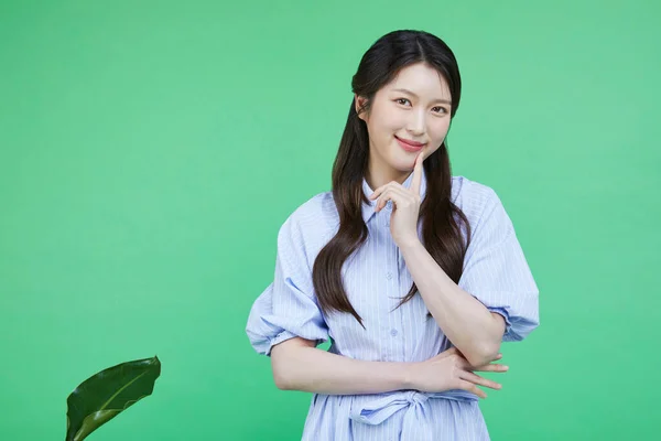 Зелений Споживач Корейський Асаїн Красива Жінка Посміхається Пальцем Рота — стокове фото