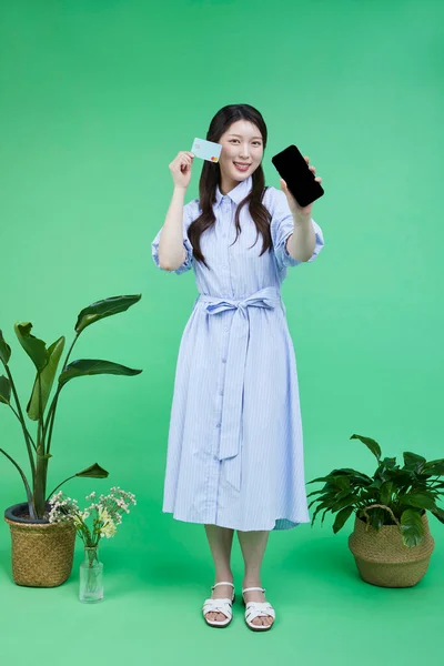 Könnyű Pénztár Koreai Ázsiai Gyönyörű Kezében Egy Okostelefon Hitelkártya — Stock Fotó