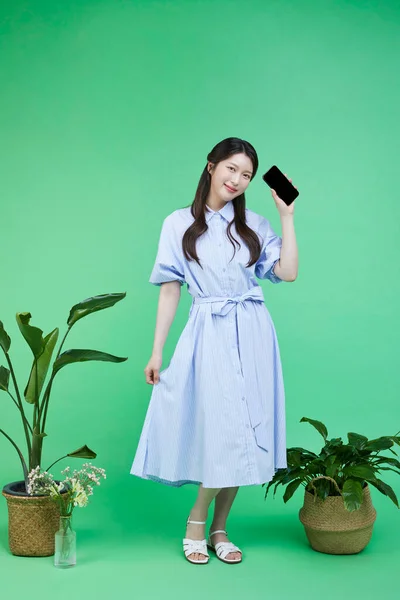 Γρήγορη Checkout Κορεάτης Asain Όμορφη Γυναίκα Ποζάρουν Μια Εικόνα Smartphone — Φωτογραφία Αρχείου