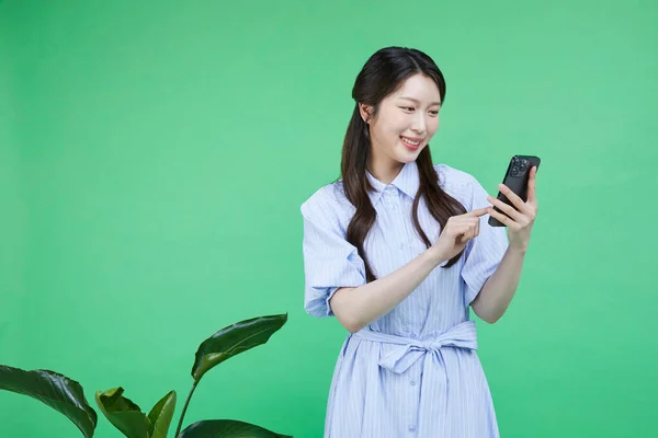 Απλή Checkout Κορεάτης Asain Όμορφη Γυναίκα Χρησιμοποιώντας Ένα Smartphone — Φωτογραφία Αρχείου