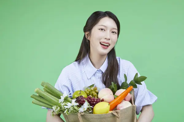 Greenshoppers Κορεάτικη Asain Όμορφη Γυναίκα Λαχανικά Και Πράσινα Στο Καλάθι — Φωτογραφία Αρχείου