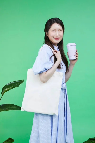 Ανακυκλωμένα Αγαθά Κορεάτης Asain Όμορφη Γυναίκα Μεταφέρουν Ένα Οικολογικό Τσάντα — Φωτογραφία Αρχείου