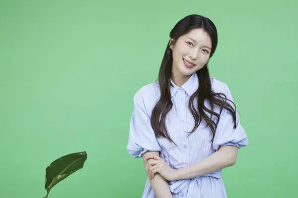 Зелений Споживач Корейський Асаїн Красива Жінка Посміхається Головою Тримається Високо — стокове фото