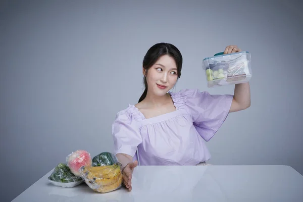 Корейська Асаїн Красива Жінка Тримає Пластикову Ванну Фруктами Овочами Загорнута — стокове фото