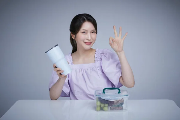 Korean Asain Beautiful Woman Tumbler Plastic Bucket Fingers Motion — Stock Photo, Image