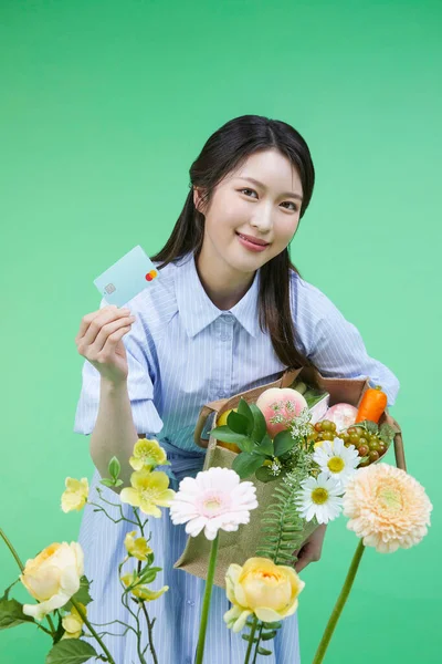 Ανακυκλωμένα Αντικείμενα Κορεάτικη Asain Όμορφη Γυναίκα Κρατώντας Μια Ανακυκλωμένη Πιστωτική — Φωτογραφία Αρχείου