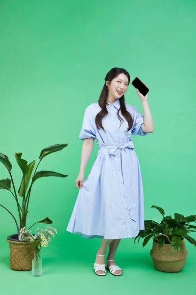 Швидкий Checkou Корейська Asin Красива Жінка Позує Зображенням Смартфона — стокове фото