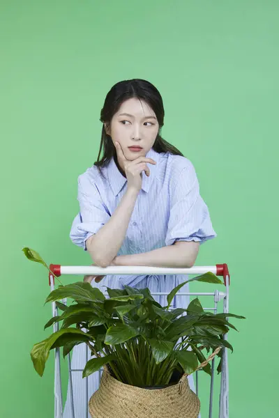Greensumer Koreai Ázsiai Gyönyörű Támaszkodik Bevásárló Kártyát Egy Cserepes Növény — Stock Fotó