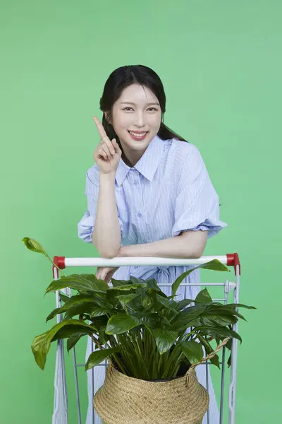 Korean Asain Όμορφη Γυναίκα Ακουμπά Μια Κάρτα Αγορών Ένα Φυτό — Φωτογραφία Αρχείου