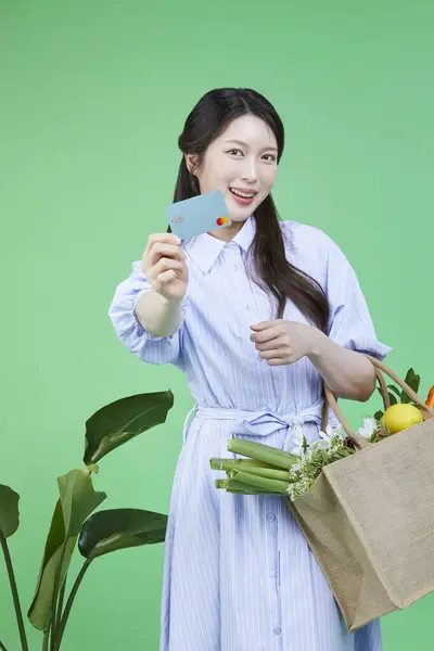 Korejsky Asain Krásná Žena Držící Nákupní Košík Kreditní Kartu — Stock fotografie