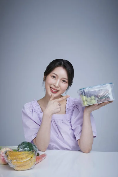 Κορεάτικη Asain Όμορφη Γυναίκα Που Κρατά Μια Πλαστική Μπανιέρα Φρούτα — Φωτογραφία Αρχείου