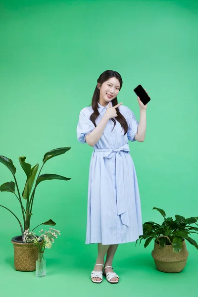 Rychlá Kontrola Korejský Asain Krásná Žena Ukazuje Prstem Její Smartphone — Stock fotografie