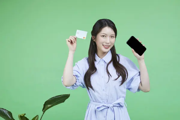 Εύκολη Checkout Κορεάτης Asain Όμορφη Γυναίκα Κρατώντας Ένα Smartphone Και — Φωτογραφία Αρχείου