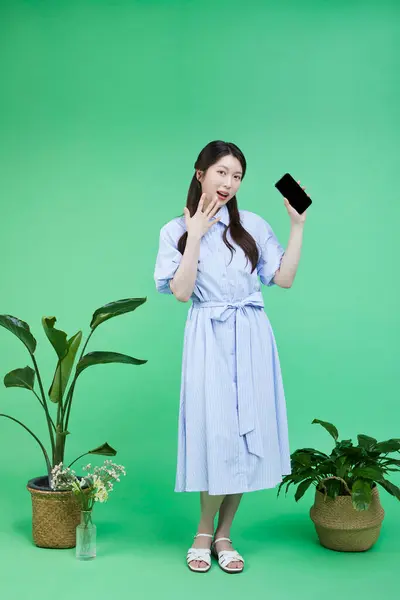 Γρήγορη Checkout Κορεάτικη Asain Όμορφη Γυναίκα Κρατώντας Ένα Smartphone Και — Φωτογραφία Αρχείου